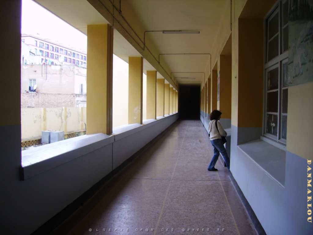 ORAN le couloir du premier etage de l ecole berthelot.JPG